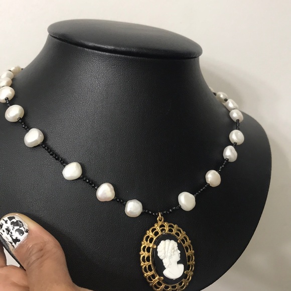 Freshwater pearl and black spinel cameo necklace - Picture 1 of 4